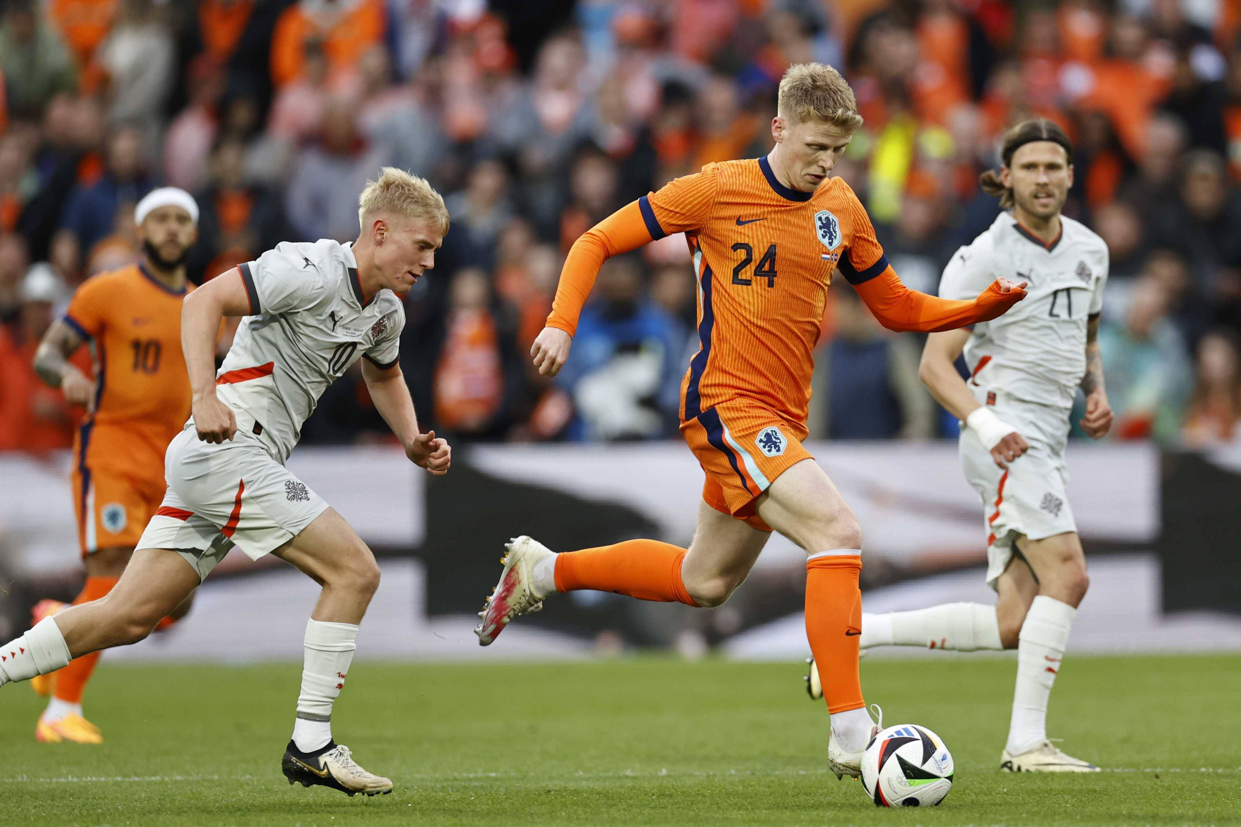 荷兰队在对阵西班牙的比赛中斩获胜利 荷兰队在对阵西班牙的比赛中斩获胜利