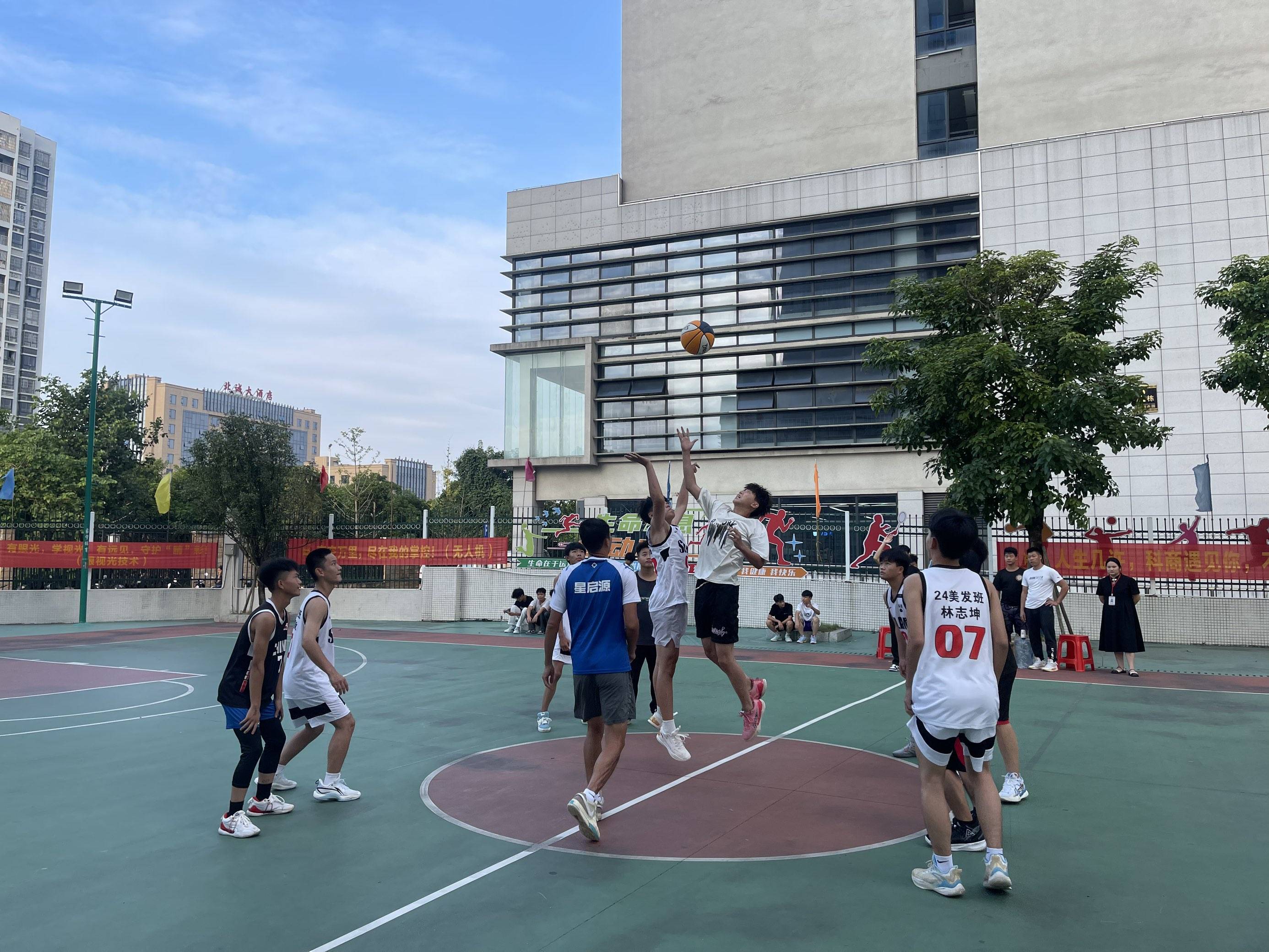 关于青年篮球联赛总决赛,青年球员竞技风采的信息 关于青年篮球联赛总决赛,青年球员竞技风采的信息