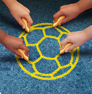 足球运动的魅力在于团队合作和个人技术的结合的简单介绍