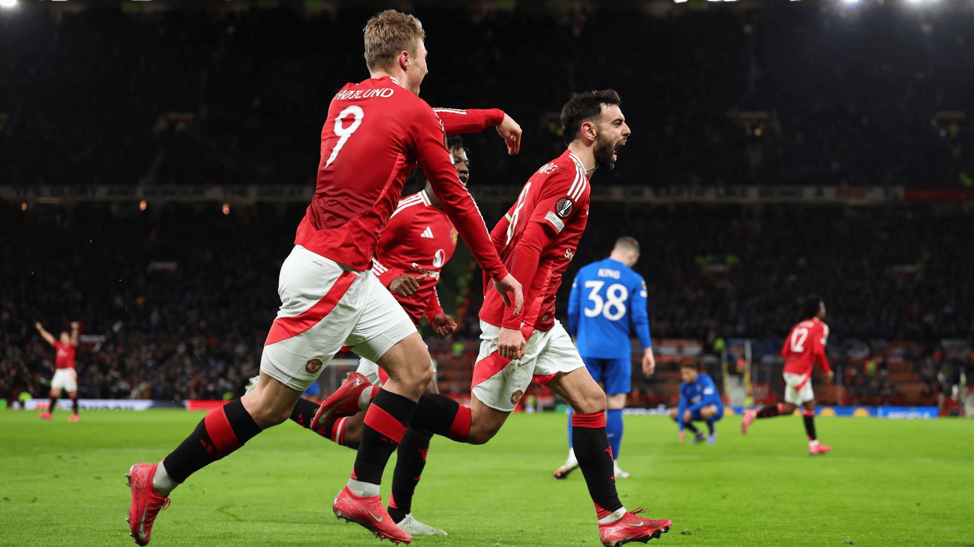 开云APP-曼联主场抢分，英超领先优势扩大