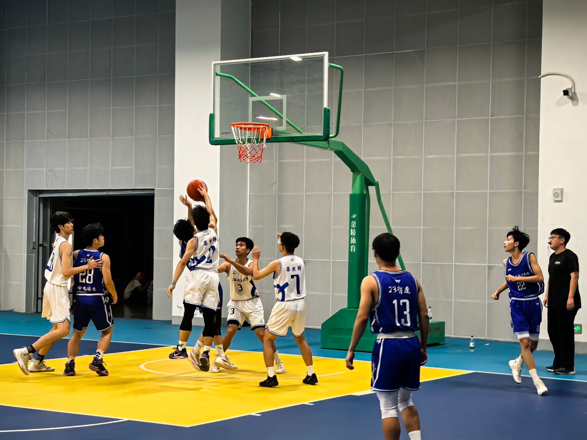 今晚将举行一场紧张刺激的篮球赛 今晚将举行一场紧张刺激的篮球赛