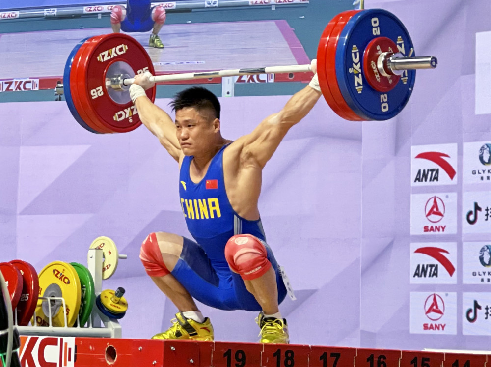 举重名将王明远力挺青年选手 举重名将王明远力挺青年选手