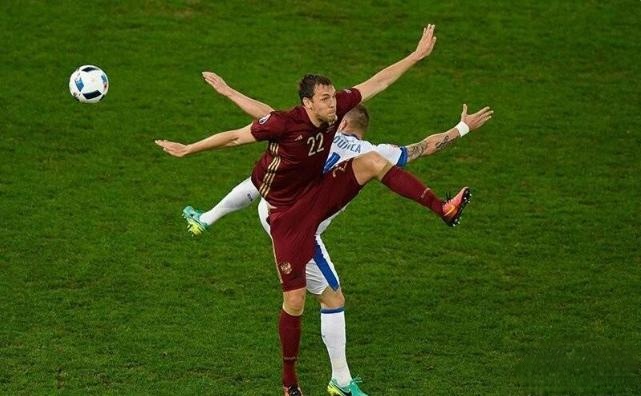 纷繁交织的球场之战,竞技激烈紧张的简单介绍 纷繁交织的球场之战,竞技激烈紧张的简单介绍