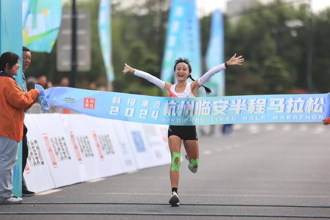 马拉松比赛选手坚持到底完成颁奖 马拉松比赛选手坚持到底完成颁奖