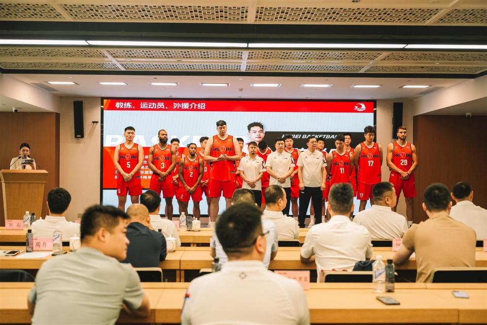 湖北男篮取得胜利，士气高昂