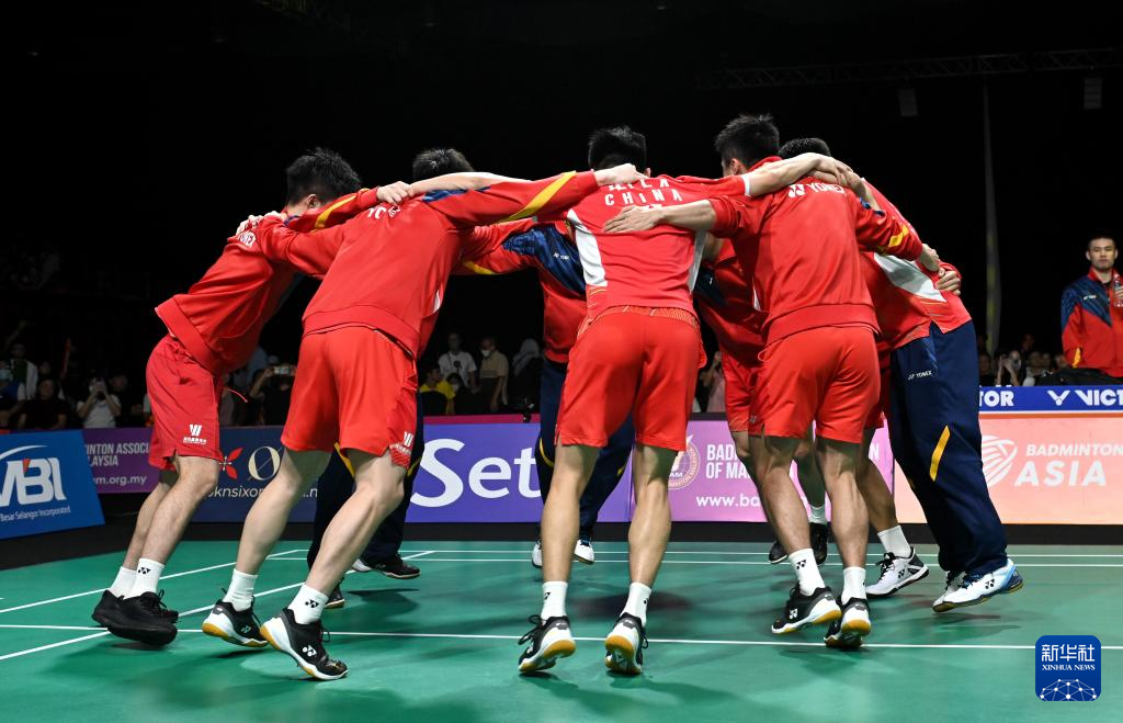 亚洲公开赛冠军产生,新晋冠军队庆祝夺冠 亚洲公开赛冠军产生,新晋冠军队庆祝夺冠