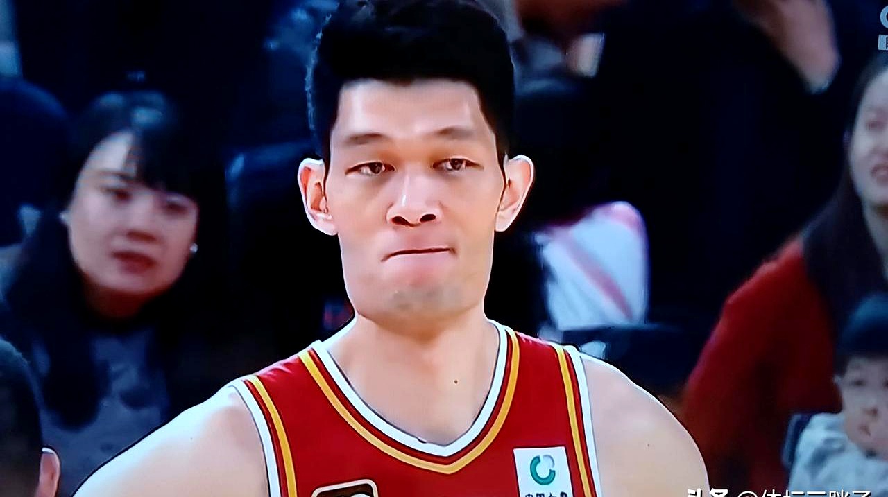 开云体育在线-上海队首发球员表现出色，湖人队逆转战胜对手