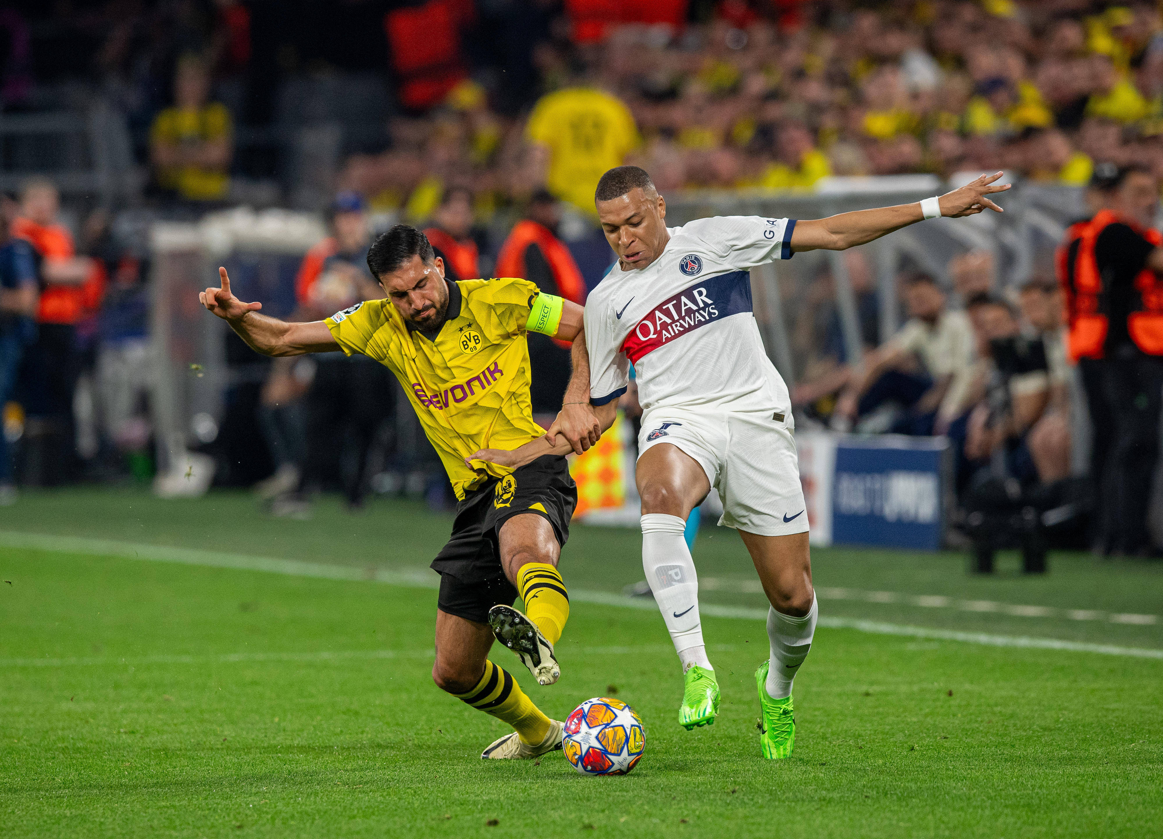 关于足球运动承载着青春梦想，两队对抗回合的信息