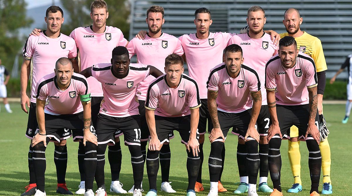 雷丁防守坚固，逼平曼联势头正猛