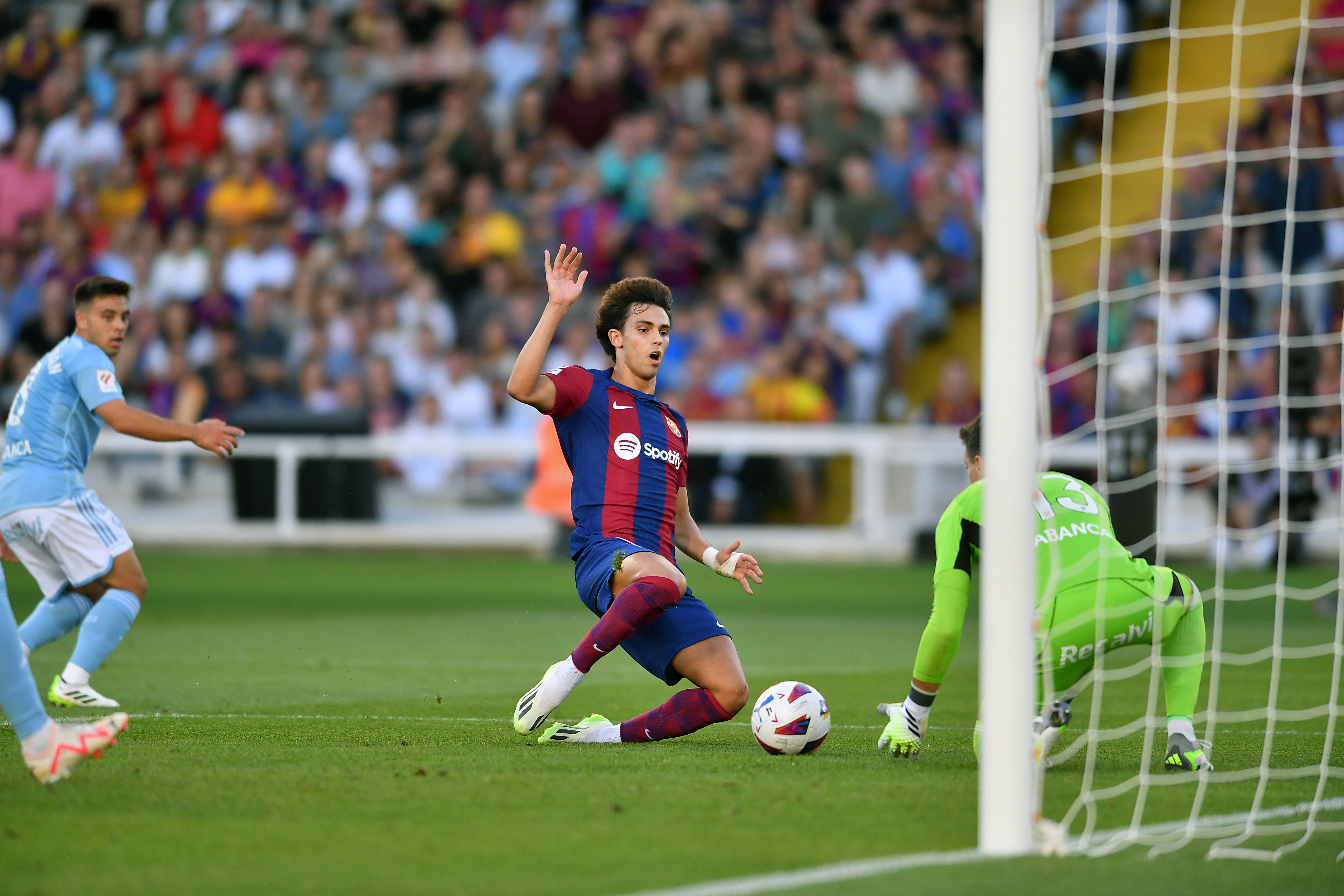 开云体育在线-足球赛场一幕绝地逆袭，令人惊叹不已