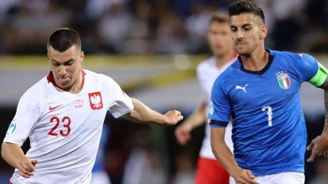 关于芬兰国家队在与丹麦的激烈角逐中势均力敌的信息