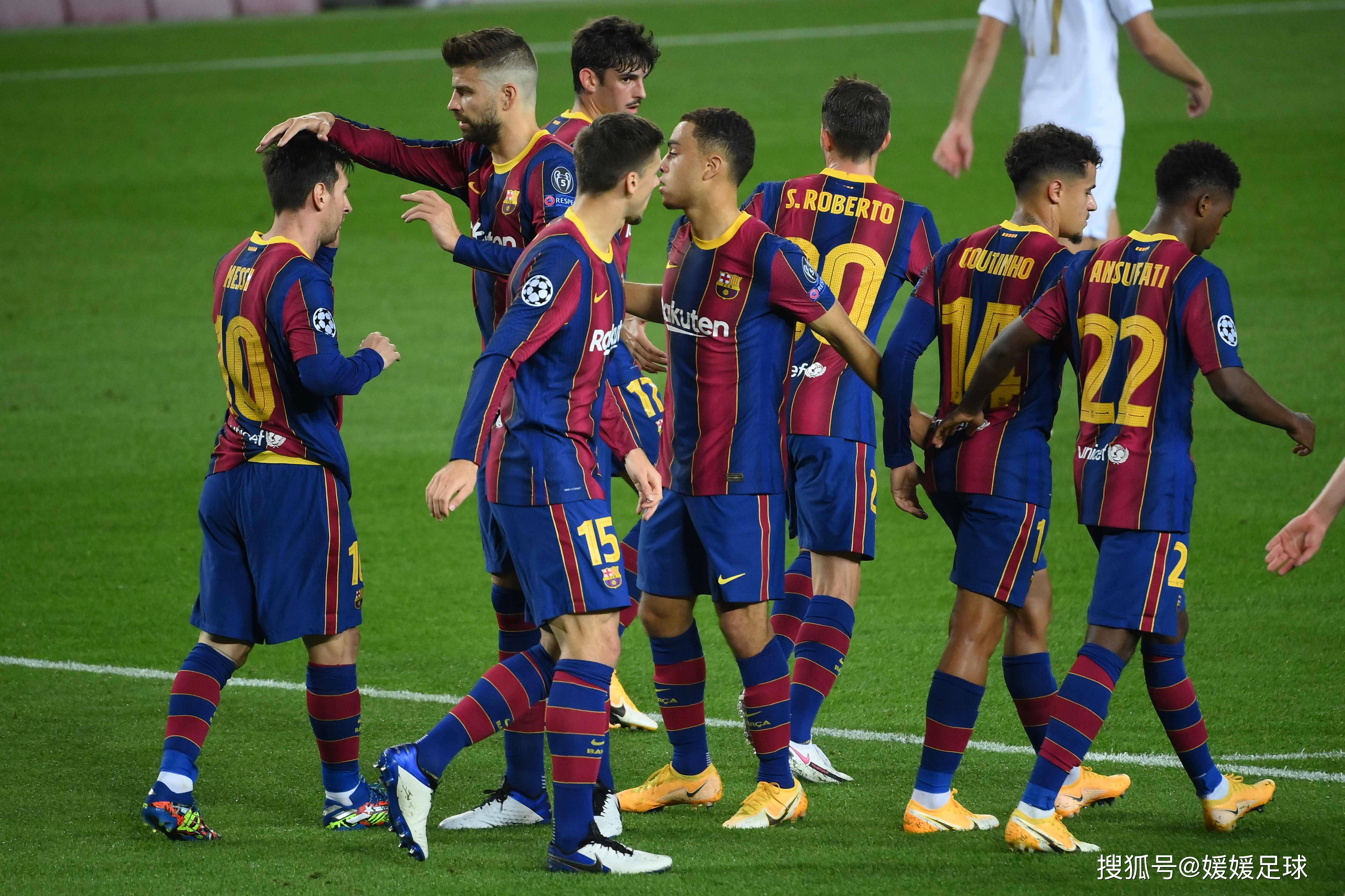 体育界精彩一瞥：足球明星展现实力，球场欢呼不断