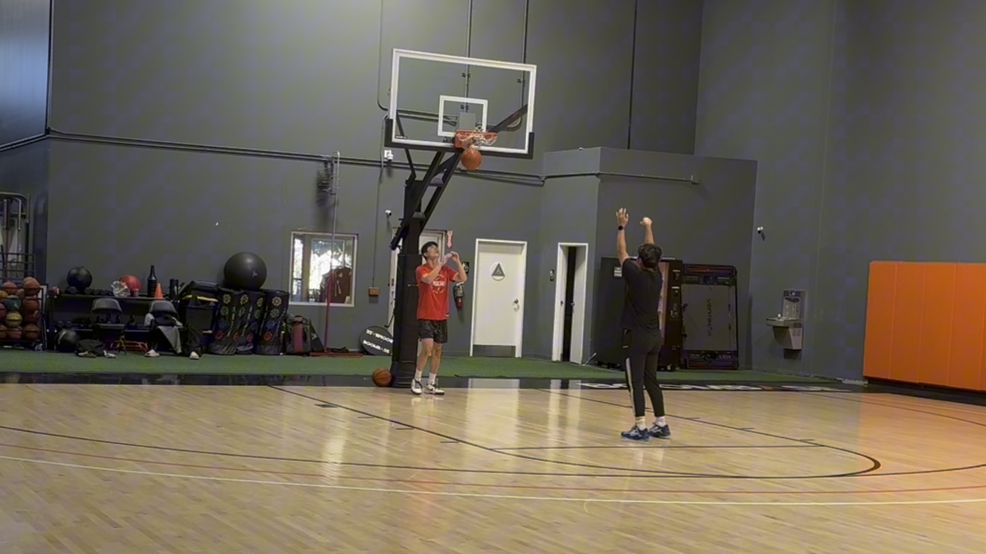 亚洲名将在北美主场上展现顶尖篮球技术