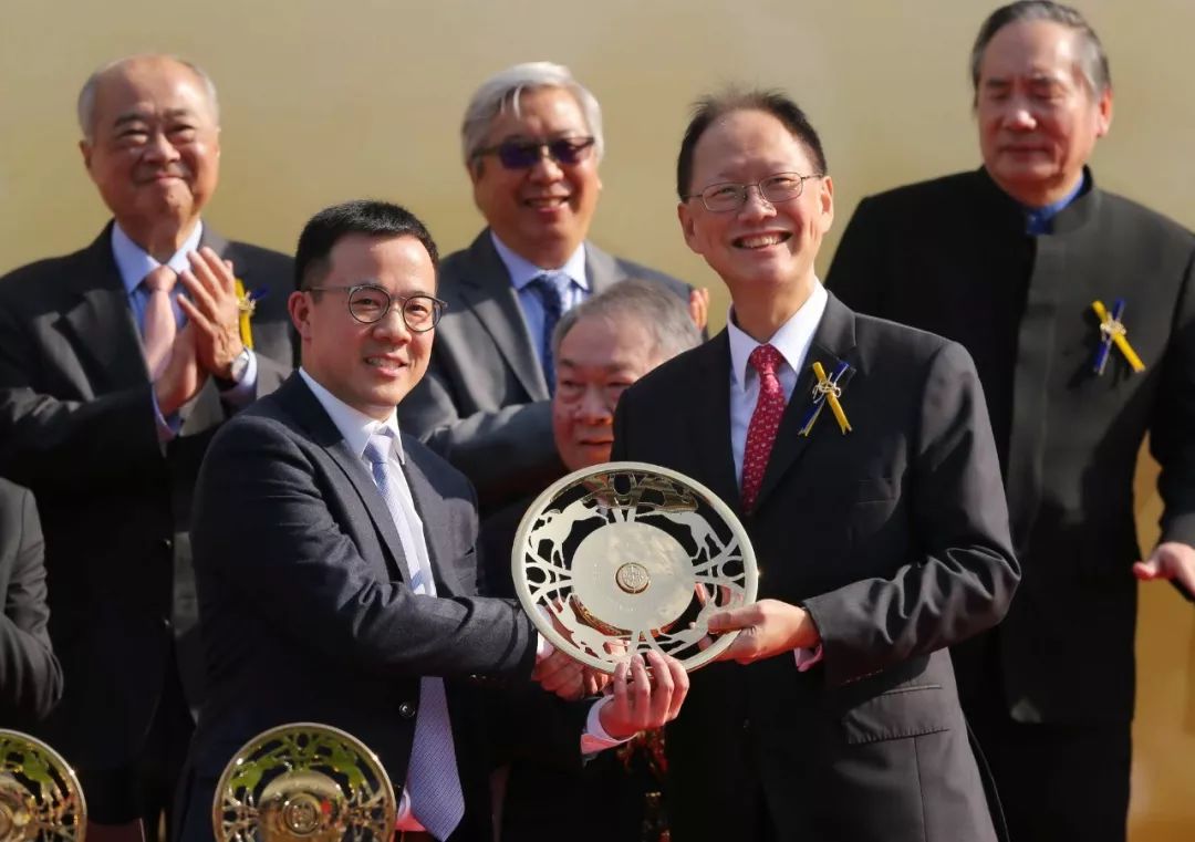 足球队员争分夺秒，角逐胜利奖杯