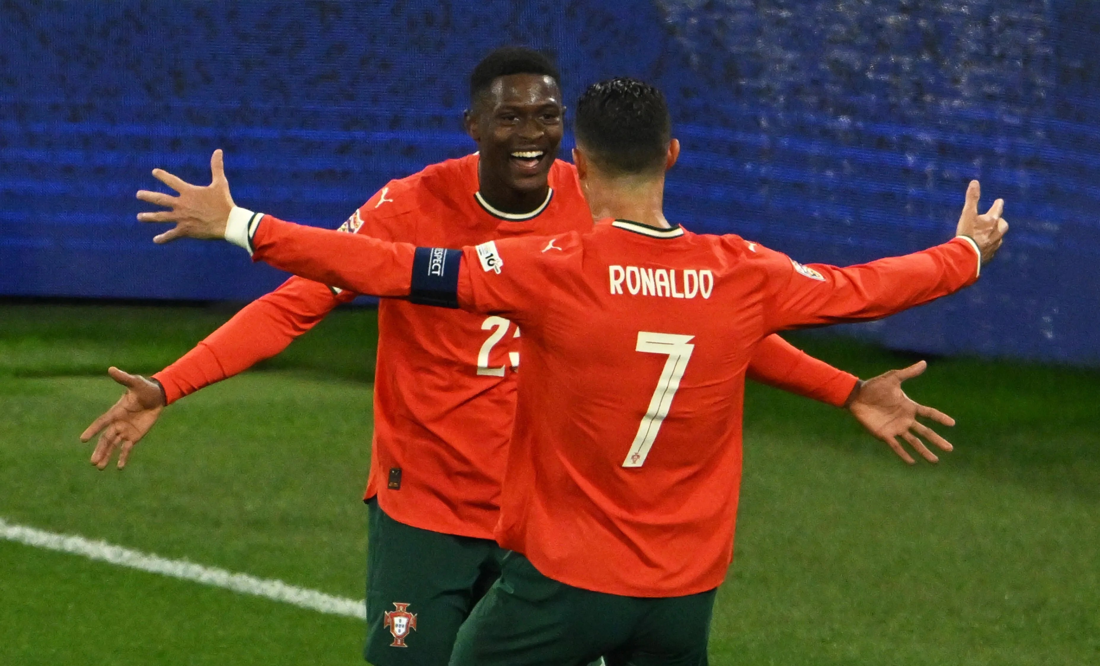 包含欧预赛球员表现抢眼，出色表现获得赞誉的词条