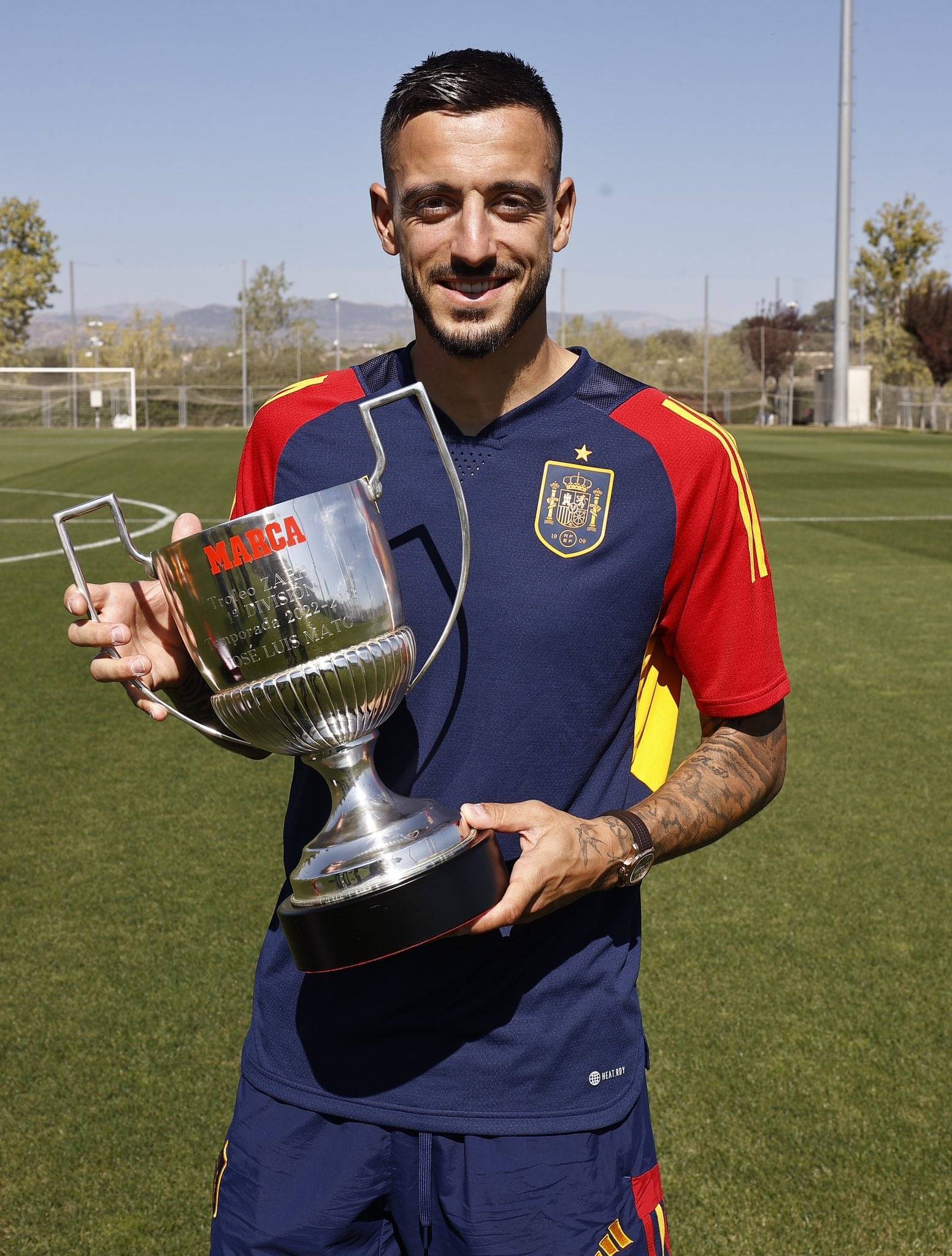 里昂前锋大放异彩，砍下多粒进球为球队锁定胜局