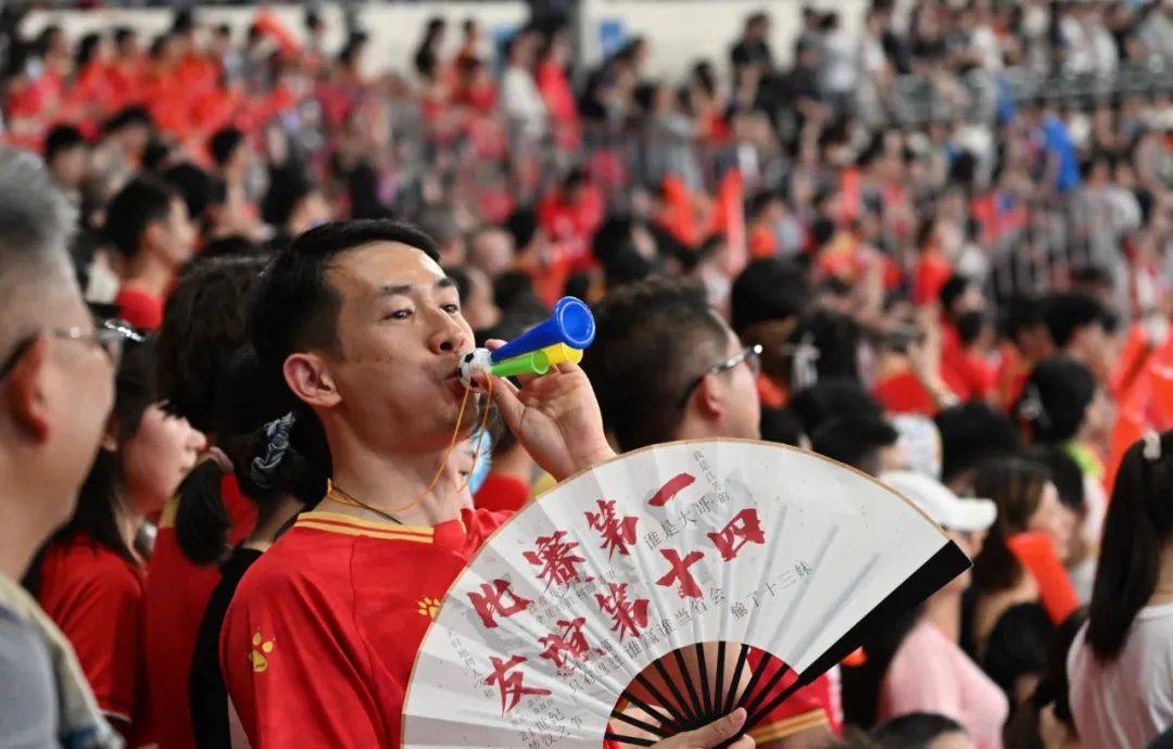 一场被看好的比赛出现悬念,助阵球迷热情高涨 一场被看好的比赛出现悬念,助阵球迷热情高涨