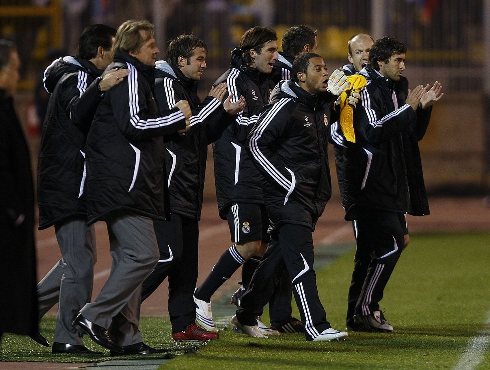 包含尤文图斯与那不勒斯展开较量，胜负难分的词条