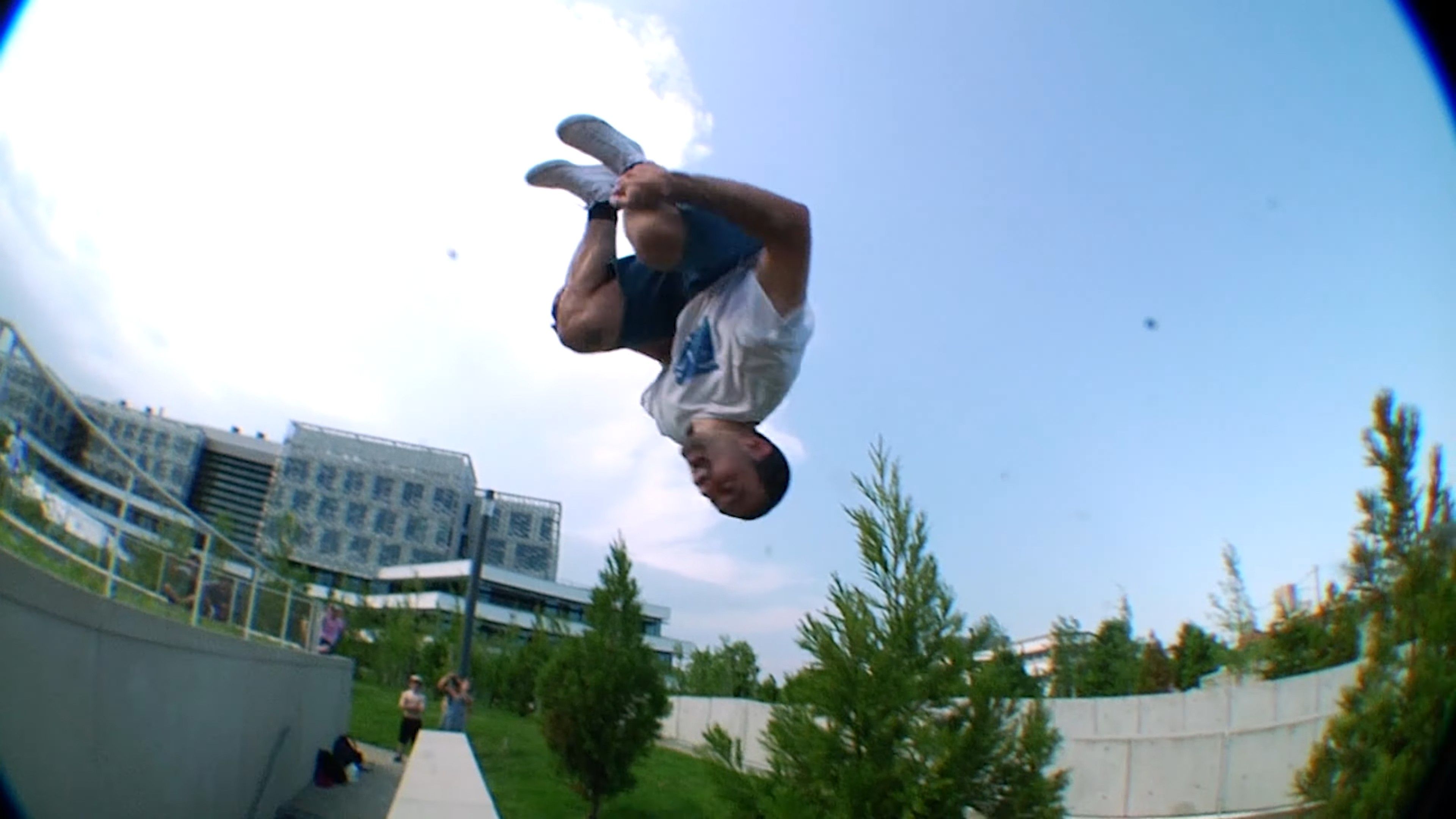 跑酷选手在比赛中展现惊险动作夺冠 跑酷选手在比赛中展现惊险动作夺冠