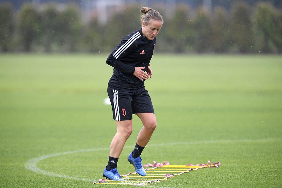 开云官网-尤文图斯女足队员参与公益活动