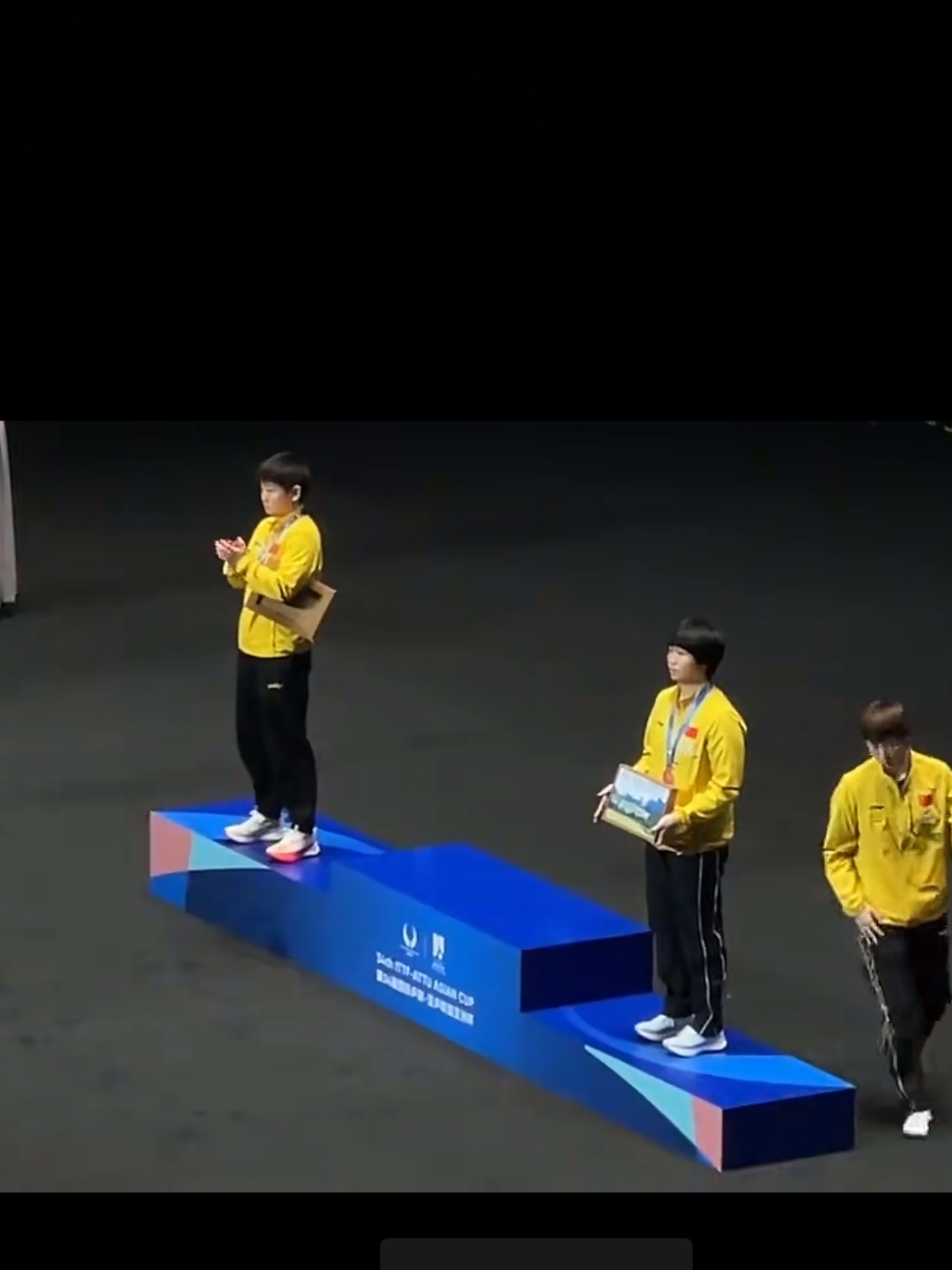 开云体育入口-运动员们在赛场上争分夺秒，为国争光