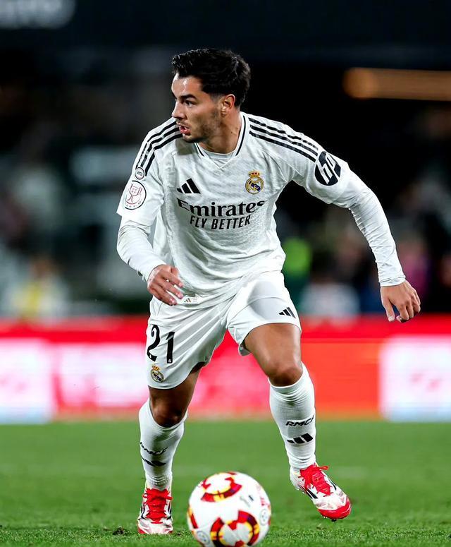 开云体育官网-华尔夫斯镇遭遇逆袭，保级形势日渐严峻