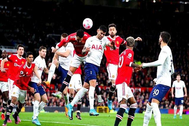 顶级足球比赛赛场关键时刻球队发挥稳定