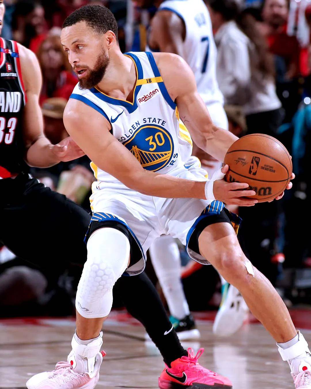 开云体育-NBA西部强强对决：湖人力克快船保持不败