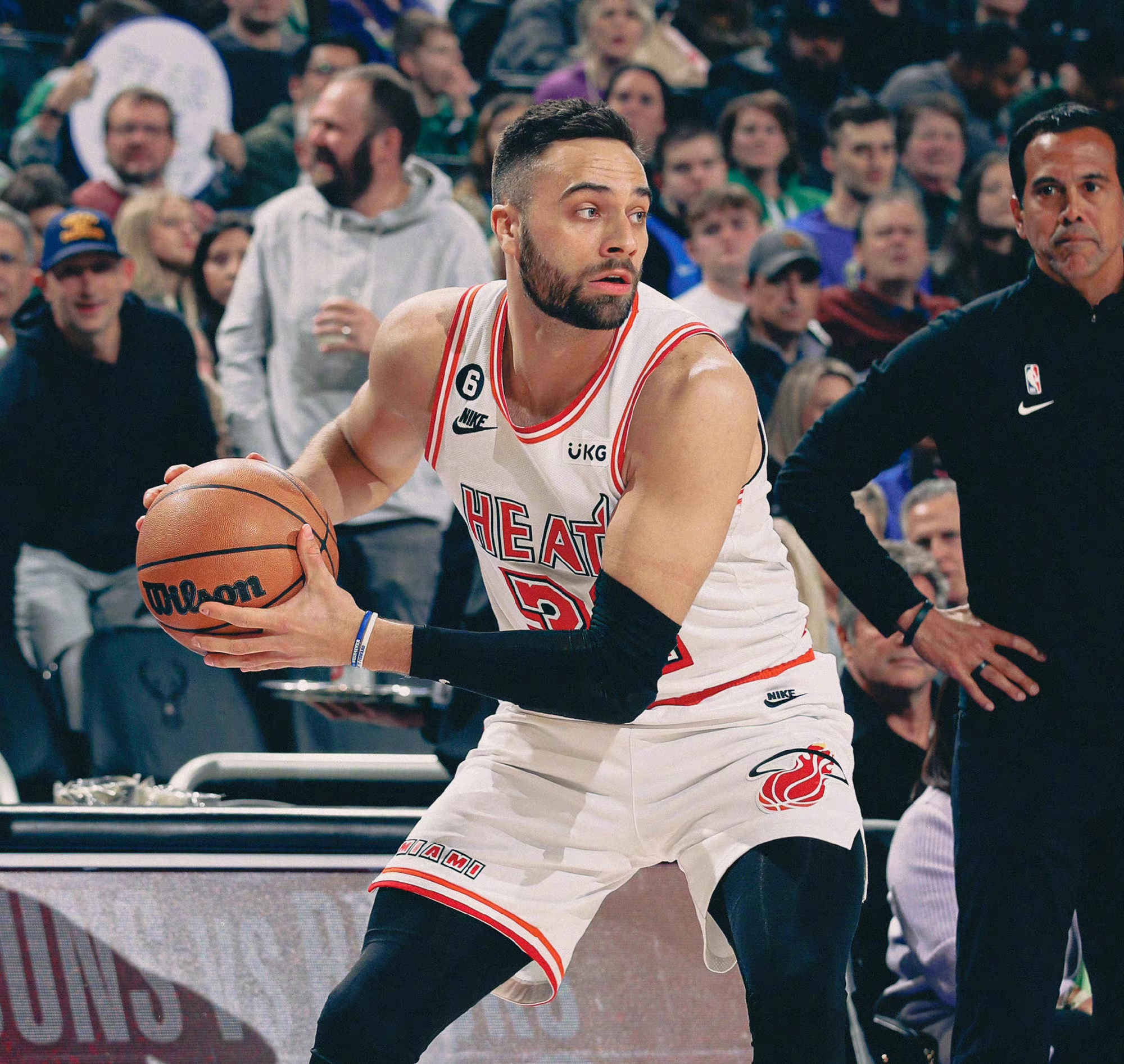 包含雄鹿后卫突破自身记录，刷新得分纪录的词条