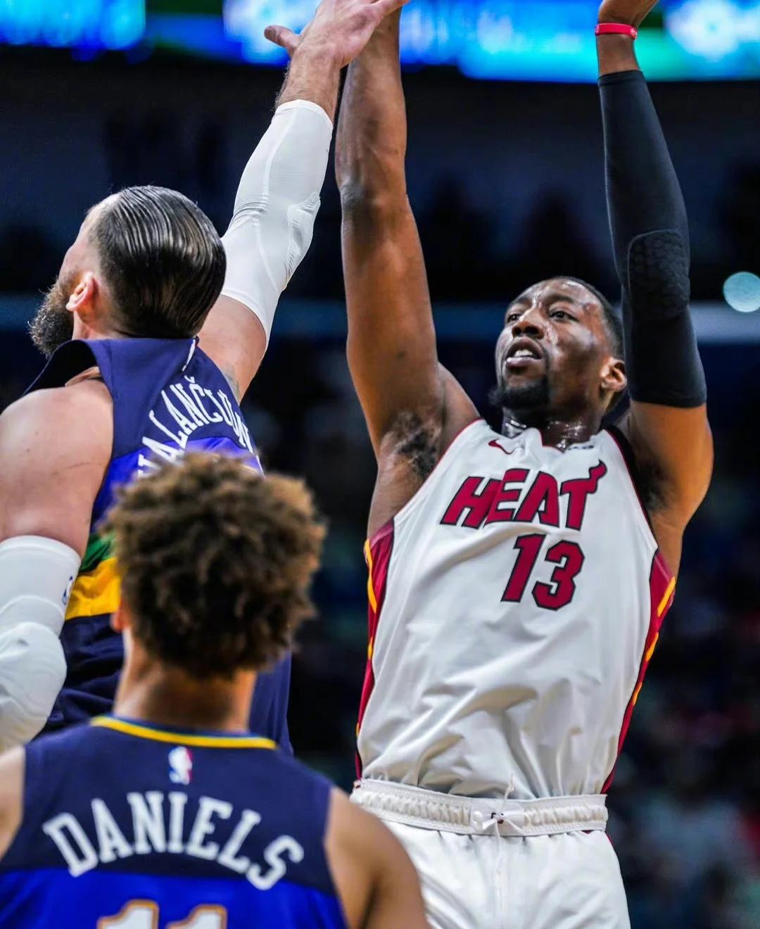 球员赛前准备火力全开,对决火药味十足 球员赛前准备火力全开,对决火药味十足