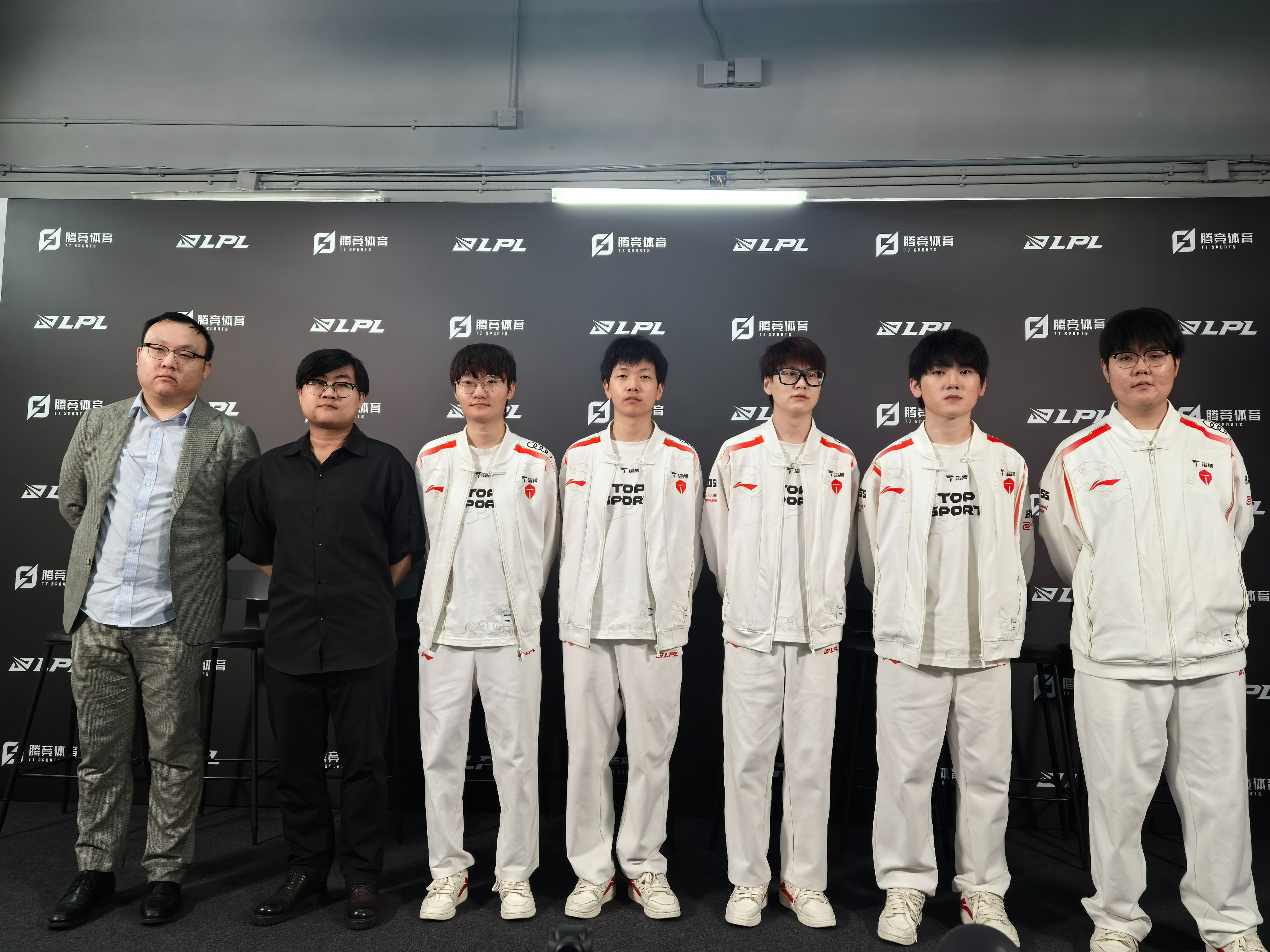 关于MAD险胜LGD，JackeyLove操刀奇招英雄翻盘峡谷大战2025世界赛，让粉丝疯狂欢呼的信息