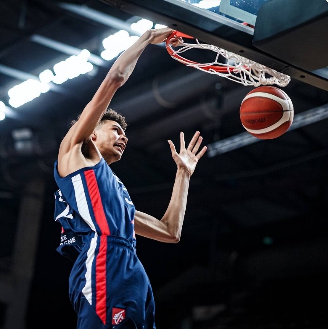 开云体育下载-马刺队战术调整取得连胜