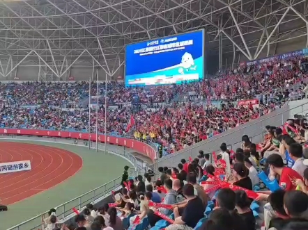 比赛现场观众热情澎湃助威声不绝于耳 比赛现场观众热情澎湃助威声不绝于耳