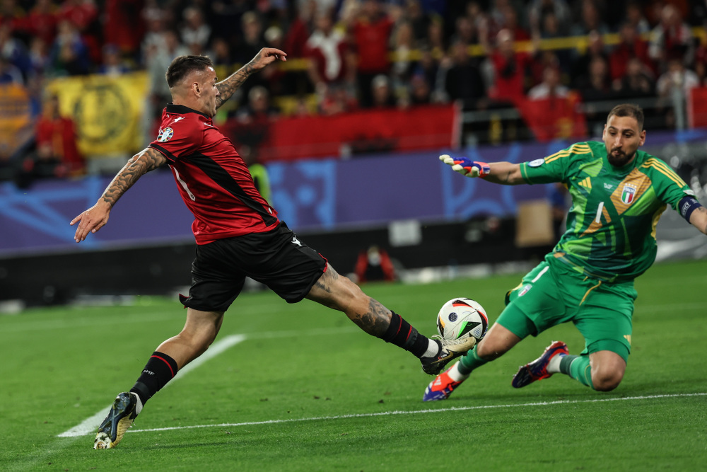 开云APP-阿尔巴尼亚队斗志昂扬，豪情万丈铸就辉煌