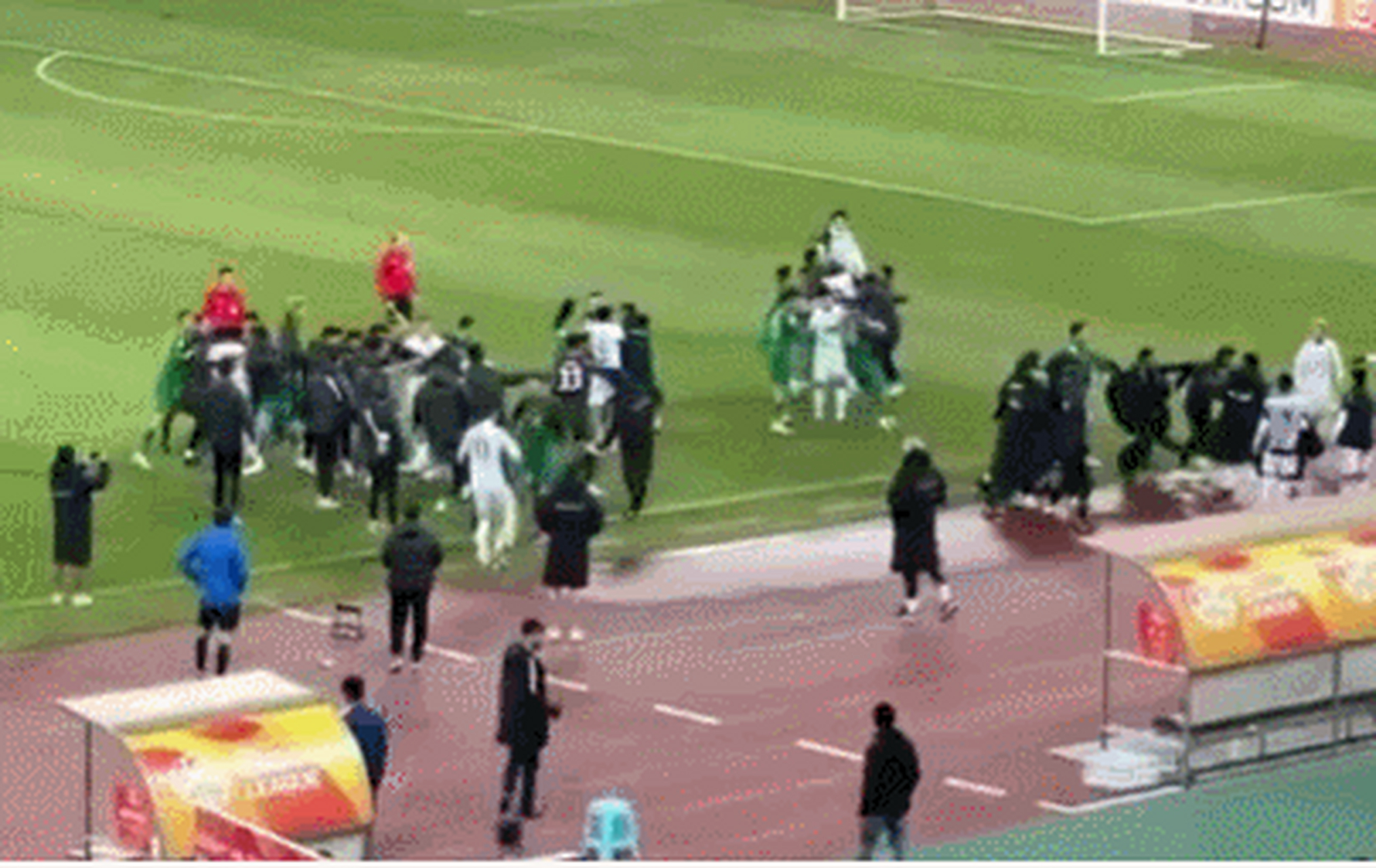 开云下载-激烈拼抢，球场上双方球员互有攻守