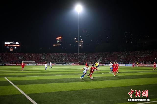 激烈拼抢，球场上双方球员互有攻守