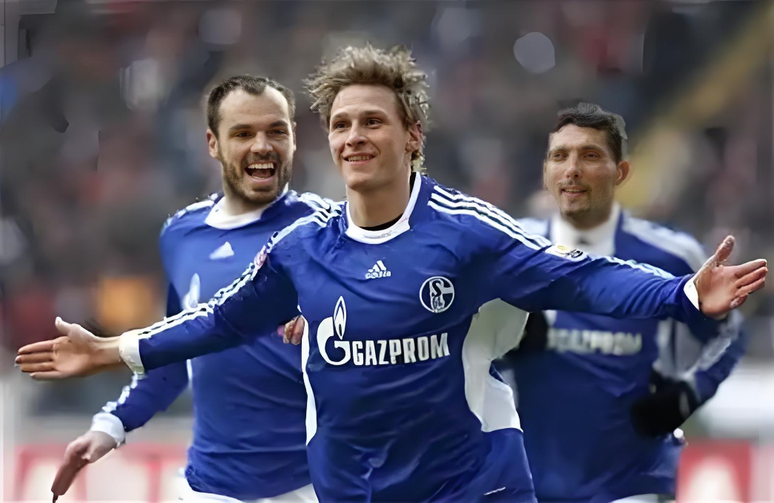 包含沙尔克04纷争频发，球队内部氛围动荡的词条