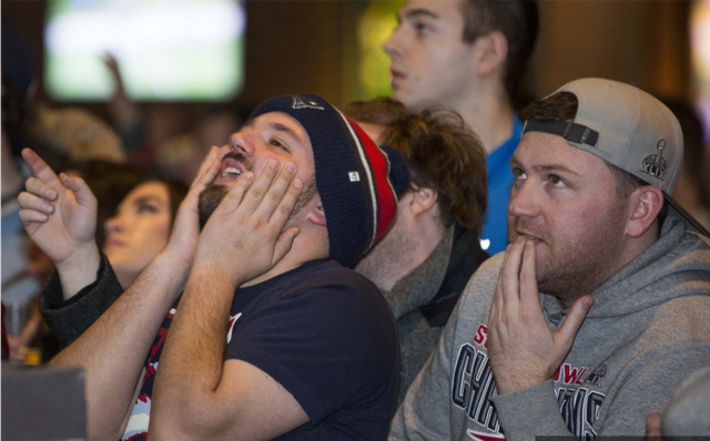 现场观赛瞬间紧张刺激，球迷情绪高涨