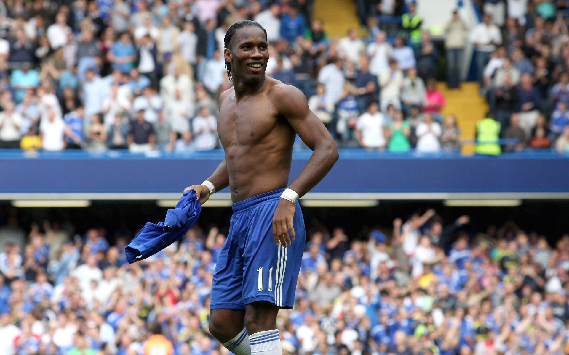 绿茵场的喧嚣在木板上回响，那个夜晚，哈登贡献了制胜球